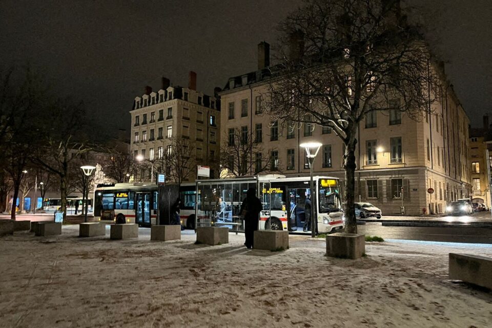 Neige, verglas, blocages : matinée très compliquée sur les routes et les transports à Lyon