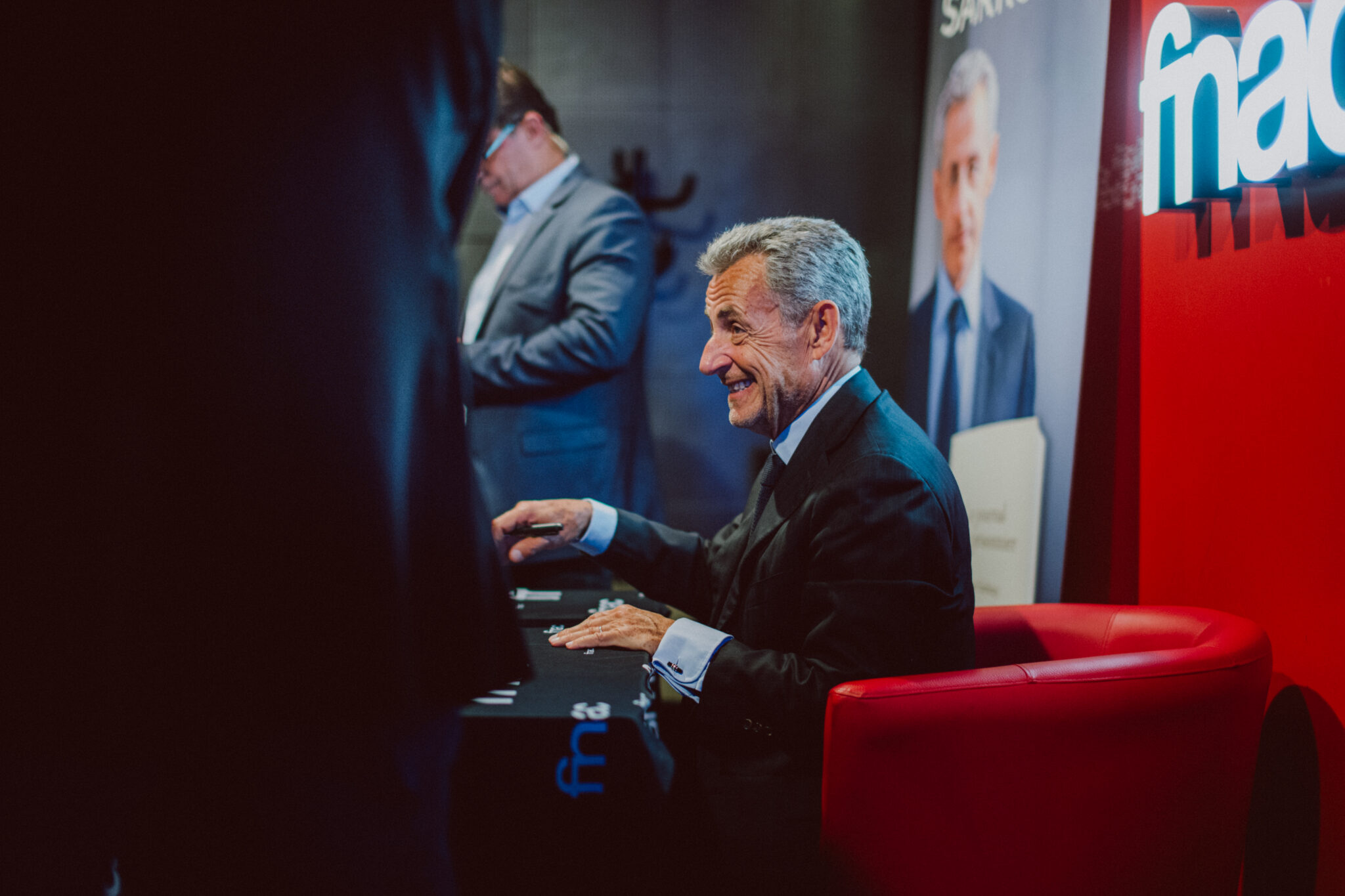 Nicolas Sarkozy en dédicace à Lyon : une visite sous tension à la Fnac Bellecour